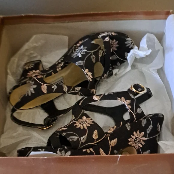 Women's Black Floral Heeled Sandals - Picture 7 of 7